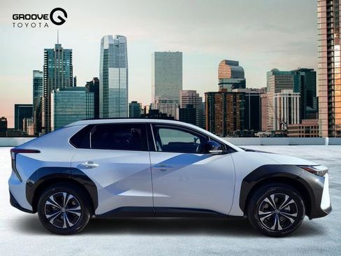 Used 2024 Toyota bZ4X XLE w/ Weather Package image 7