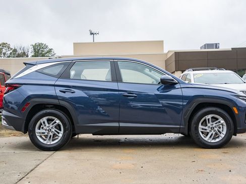 Certified 2025 Hyundai Tucson SE image 3