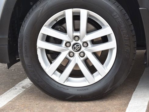 Used 2016 Toyota Highlander LE image 11