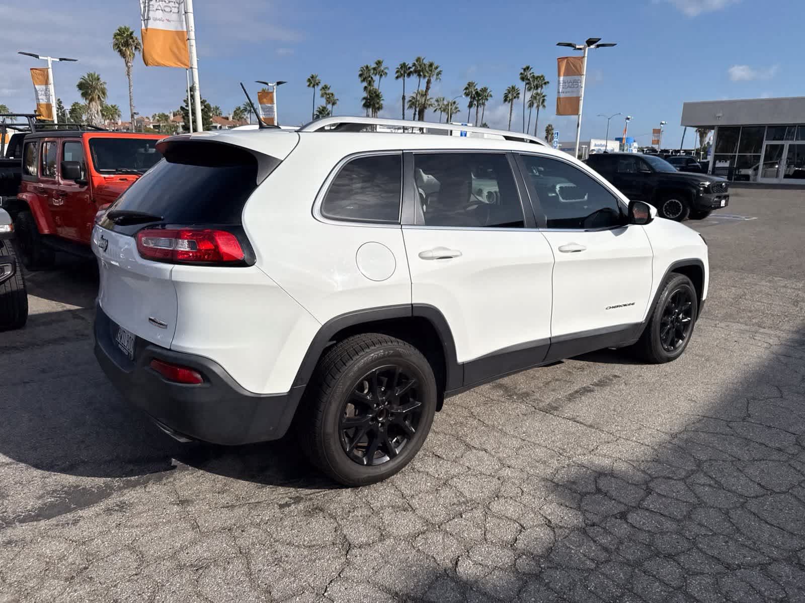 Used 2018 Jeep Cherokee Latitude FWD image 9