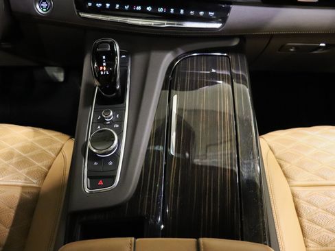 Used 2024 Cadillac Escalade Premium Luxury AWD/4WD image 31