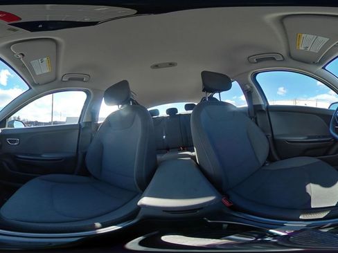 Used 2025 Kia K4 LXS image 37