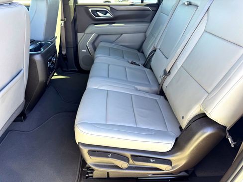 Used 2024 Chevrolet Suburban LT image 19