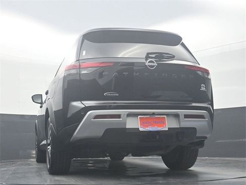 Used 2025 Nissan Pathfinder Platinum w/ Black Appearance Package image 32