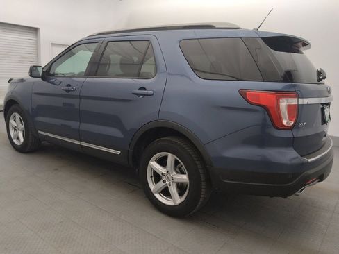 Used 2018 Ford Explorer XLT w/ Equipment Group 202A FWD image 3