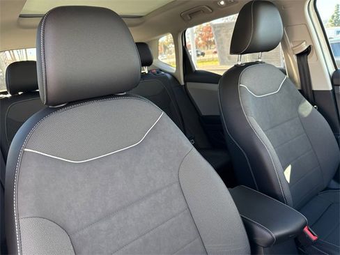 Certified 2023 Volkswagen Taos SE w/ Panoramic Sunroof Package image 14