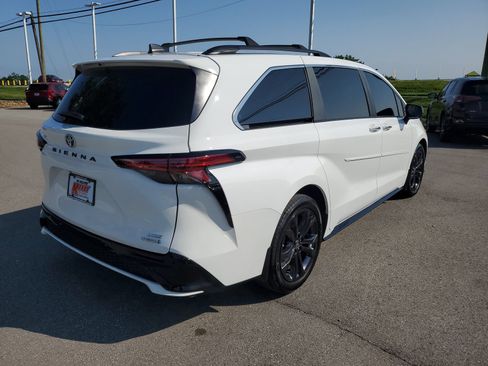 Used 2024 Toyota Sienna XSE w/ XSE Plus Package FWD image 4
