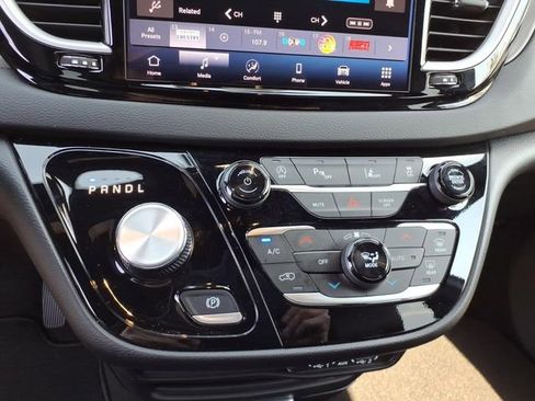 Used 2025 Chrysler Pacifica Select FWD image 12