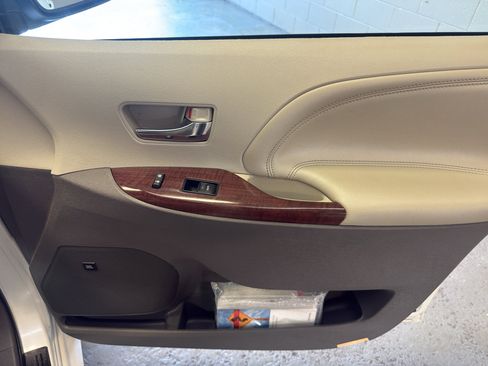 Used 2014 Toyota Sienna Limited w/ Limited Premium Package FWD image 22