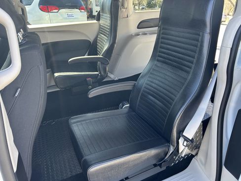 Used 2022 Chrysler Voyager LX image 23