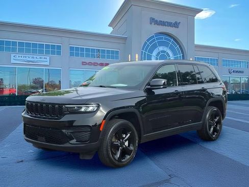 Certified 2024 Jeep Grand Cherokee Altitude AWD/4WD image 1