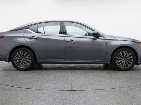 Used 2025 Nissan Altima 2.5 SV FWD image 11