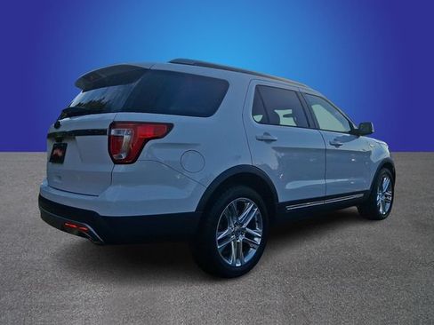 Used 2017 Ford Explorer XLT w/ Equipment Group 202A FWD image 4