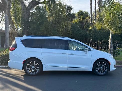 Used 2017 Chrysler Pacifica Limited FWD image 5