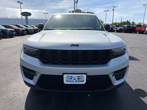Used 2025 Jeep Grand Cherokee Altitude AWD/4WD image 8