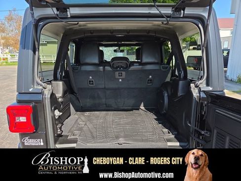 Used 2022 Jeep Wrangler Unlimited Sahara w/ LED Lighting Group AWD/4WD image 23