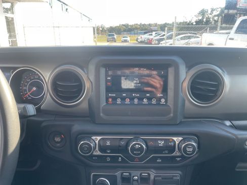Used 2023 Jeep Gladiator Sport image 10