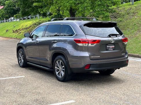 Used 2019 Toyota Highlander XLE AWD/4WD image 23