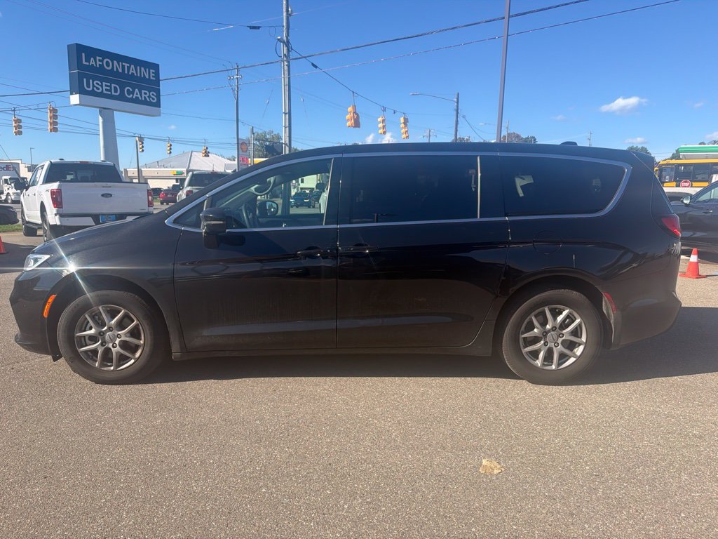 Used 2025 Chrysler Pacifica Select FWD image 2