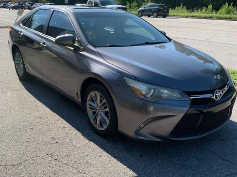 Used 2015 Toyota Camry SE w/ Moonroof Package FWD image 3
