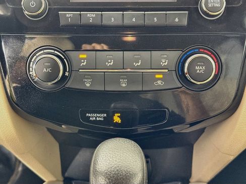 Used 2016 Nissan Rogue S w/ Appearance Package FWD image 19
