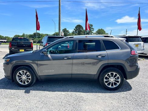 Used 2019 Jeep Cherokee Latitude Plus w/ Comfort/Convenience Group FWD image 19