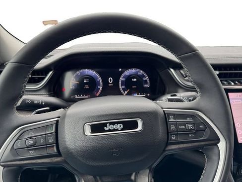 Certified 2023 Jeep Grand Cherokee L Limited w/ Black Appearance Package AWD/4WD image 18