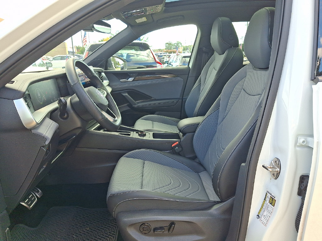 Used 2025 Volkswagen Tiguan SE R-Line AWD/4WD image 13