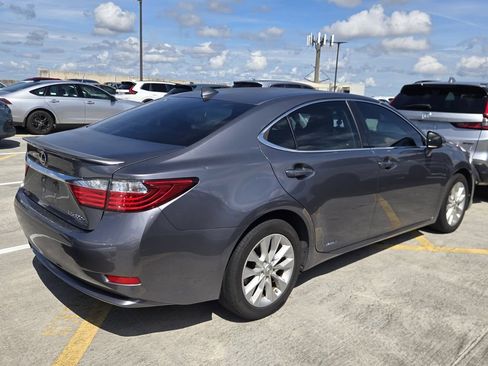 Used 2015 Lexus ES 300h w/ Premium Package w/Bamboo Trim FWD image 3