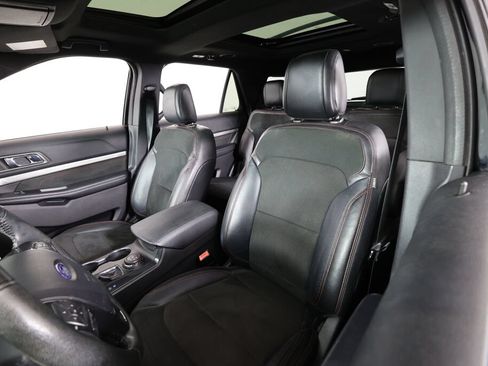Used 2018 Ford Explorer XLT w/ Equipment Group 202A AWD/4WD image 11