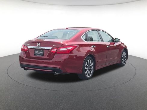 Used 2017 Nissan Altima 2.5 SV w/ Convenience Package FWD image 5
