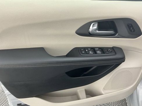 Used 2024 Chrysler Pacifica Touring-L image 7