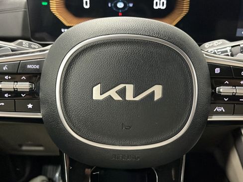 Used 2025 Kia Carnival EX FWD image 15