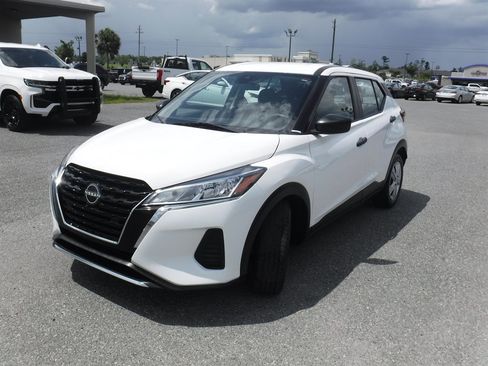 Used 2022 Nissan Kicks S FWD image 19
