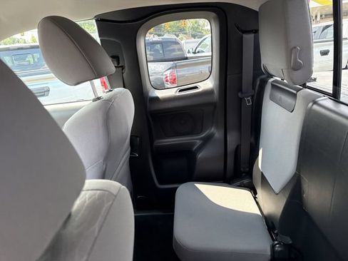 Used 2018 Toyota Tacoma SR5 AWD/4WD image 33