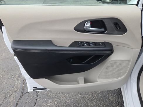 Certified 2024 Chrysler Pacifica Limited FWD image 21