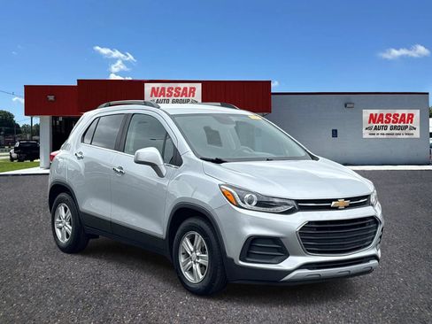 Used 2020 Chevrolet Trax LT w/ LT Convenience Package FWD image 3