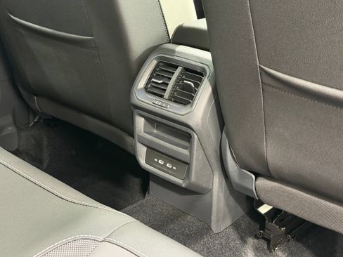 Used 2026 Volkswagen Taos SE w/ Panoramic Sunroof Package FWD image 40