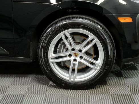 Certified 2025 Porsche Macan AWD image 40