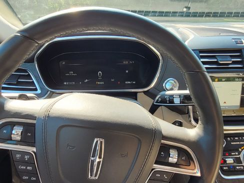 Used 2017 Lincoln Continental Select image 12