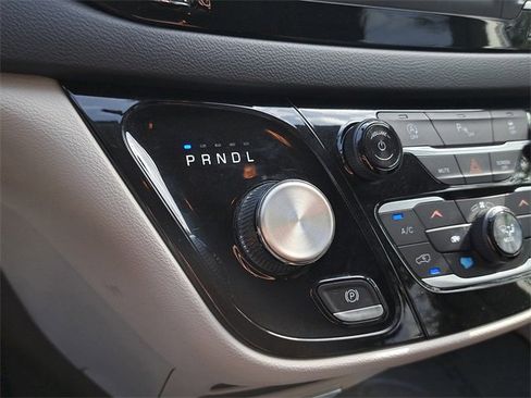 Used 2020 Chrysler Voyager L image 30