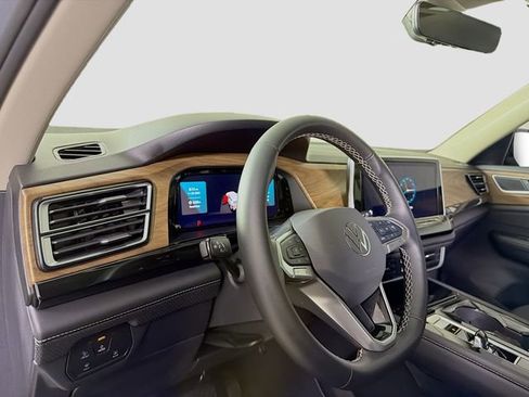 Used 2025 Volkswagen Atlas SE image 9