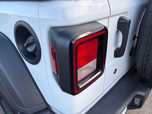 Used 2022 Jeep Wrangler Sport AWD/4WD image 17