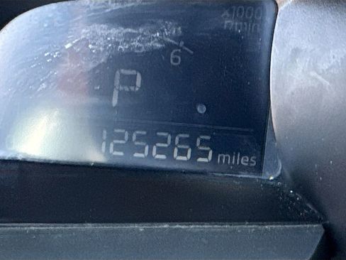 Used 2019 Toyota Yaris L image 12