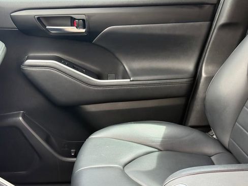 Used 2023 Toyota Highlander XLE image 14