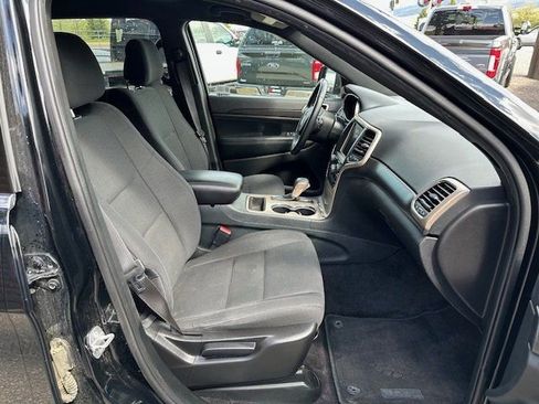 Used 2017 Jeep Grand Cherokee Laredo image 23