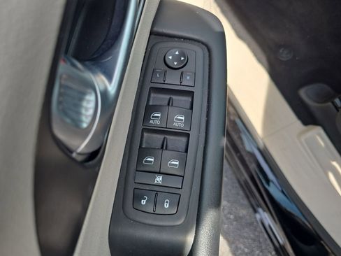 Used 2024 Chrysler Pacifica Touring-L FWD image 14