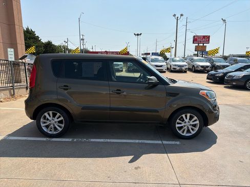 Used 2013 Kia Soul + w/ Audio Pkg FWD image 6