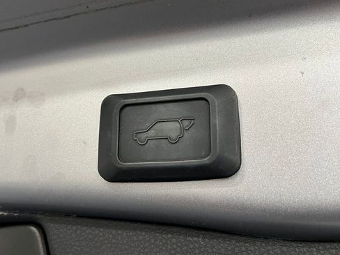 Used 2021 Toyota RAV4 XLE Premium image 17