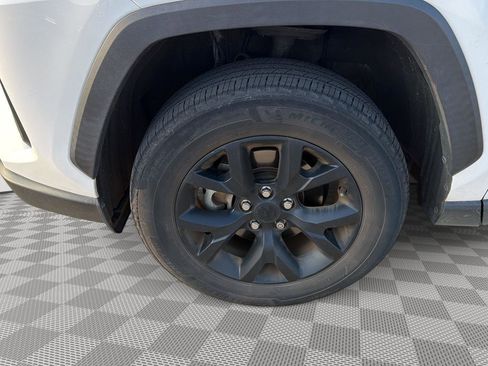 Used 2021 Toyota RAV4 LE FWD image 18
